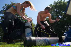 Open Water Divers leren duiken in Vinkeveen duikers bouwen setje op